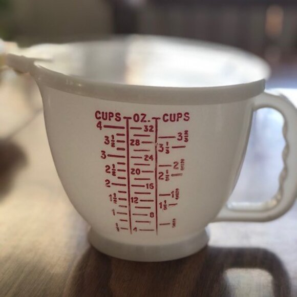 Tupperware 4 Cup Measure with Lid - Picture 1 of 3
